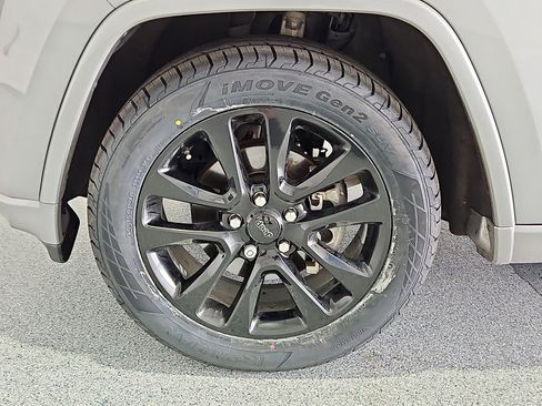 Used 2019 Jeep Grand Cherokee Altitude RWD image 11