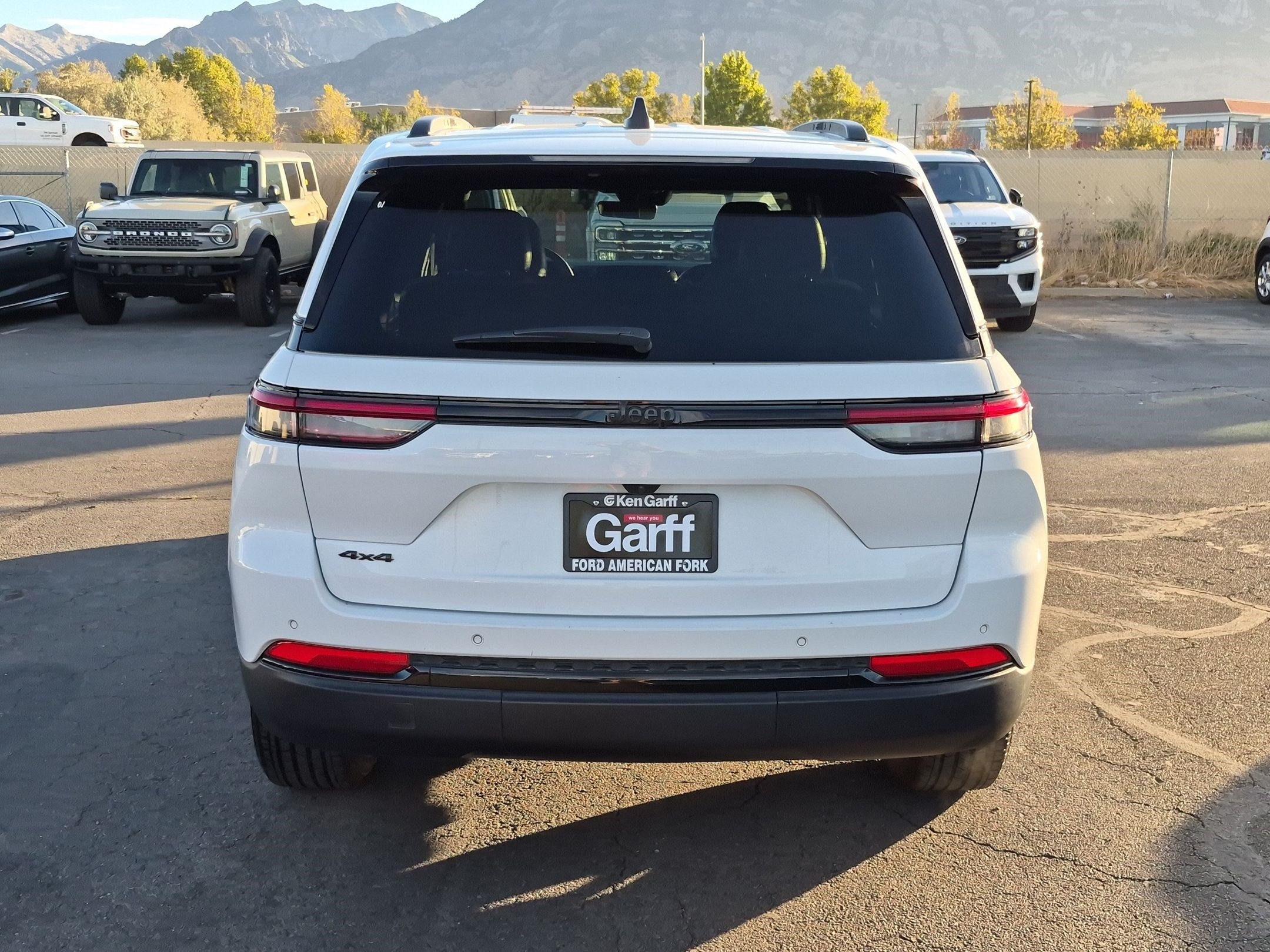 Used 2025 Jeep Grand Cherokee Altitude AWD/4WD image 8