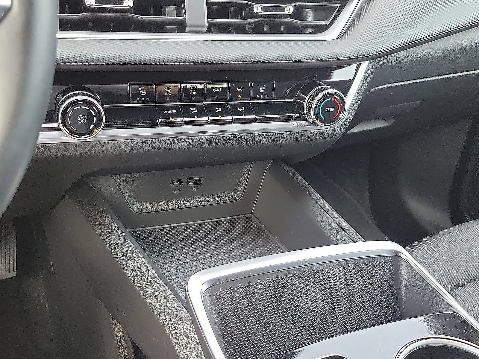 Used 2025 Chevrolet Equinox LT FWD image 16