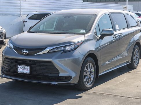 New 2026 Toyota Sienna LE image 3