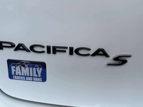 Used 2022 Chrysler Pacifica Touring-L w/ Uconnect Theater Family Group AWD/4WD image 23