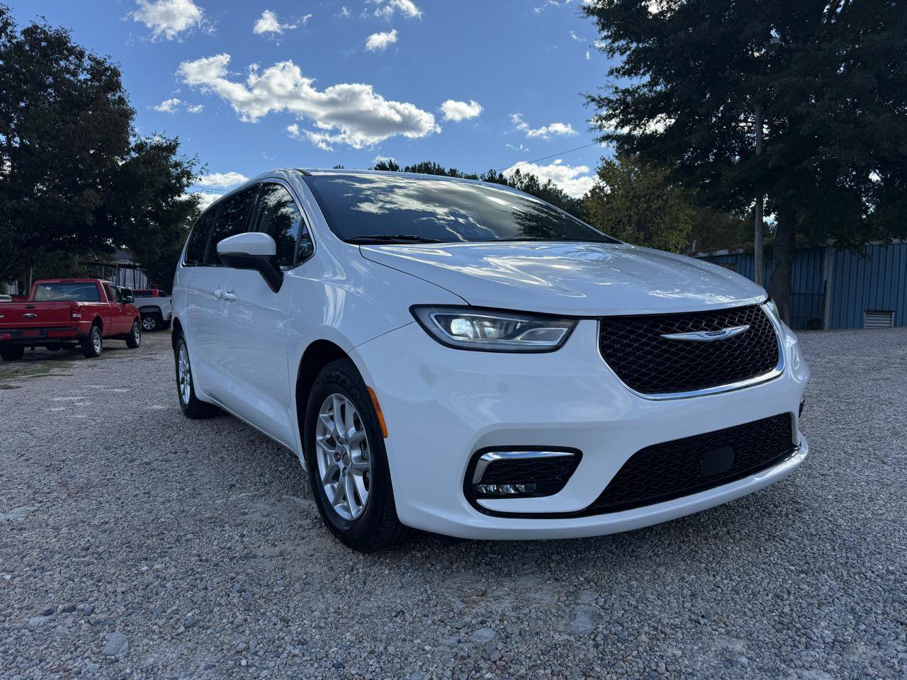 Used 2023 Chrysler Pacifica Touring-L FWD image 3