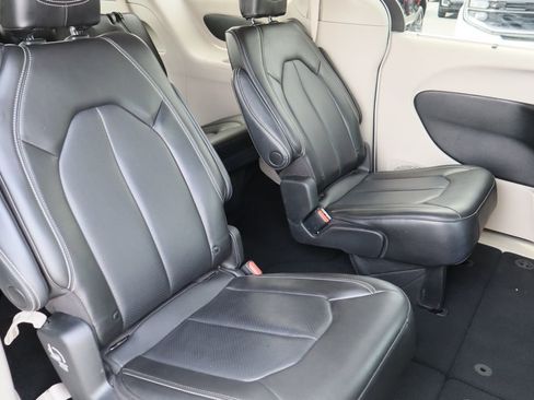Used 2023 Chrysler Pacifica Touring-L FWD image 27