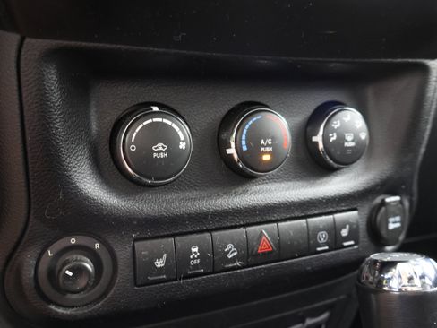 Used 2017 Jeep Wrangler Unlimited Sahara w/ Connectivity Group AWD/4WD image 37