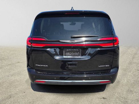 Used 2024 Chrysler Pacifica Limited FWD image 4