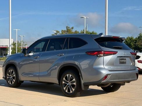 Used 2020 Toyota Highlander XLE AWD/4WD image 7