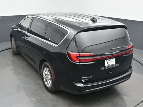 Used 2025 Chrysler Pacifica Select image 41