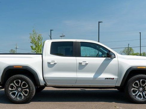 Used 2024 GMC Canyon AT4 w/ AT4 Premium Package AWD/4WD image 5