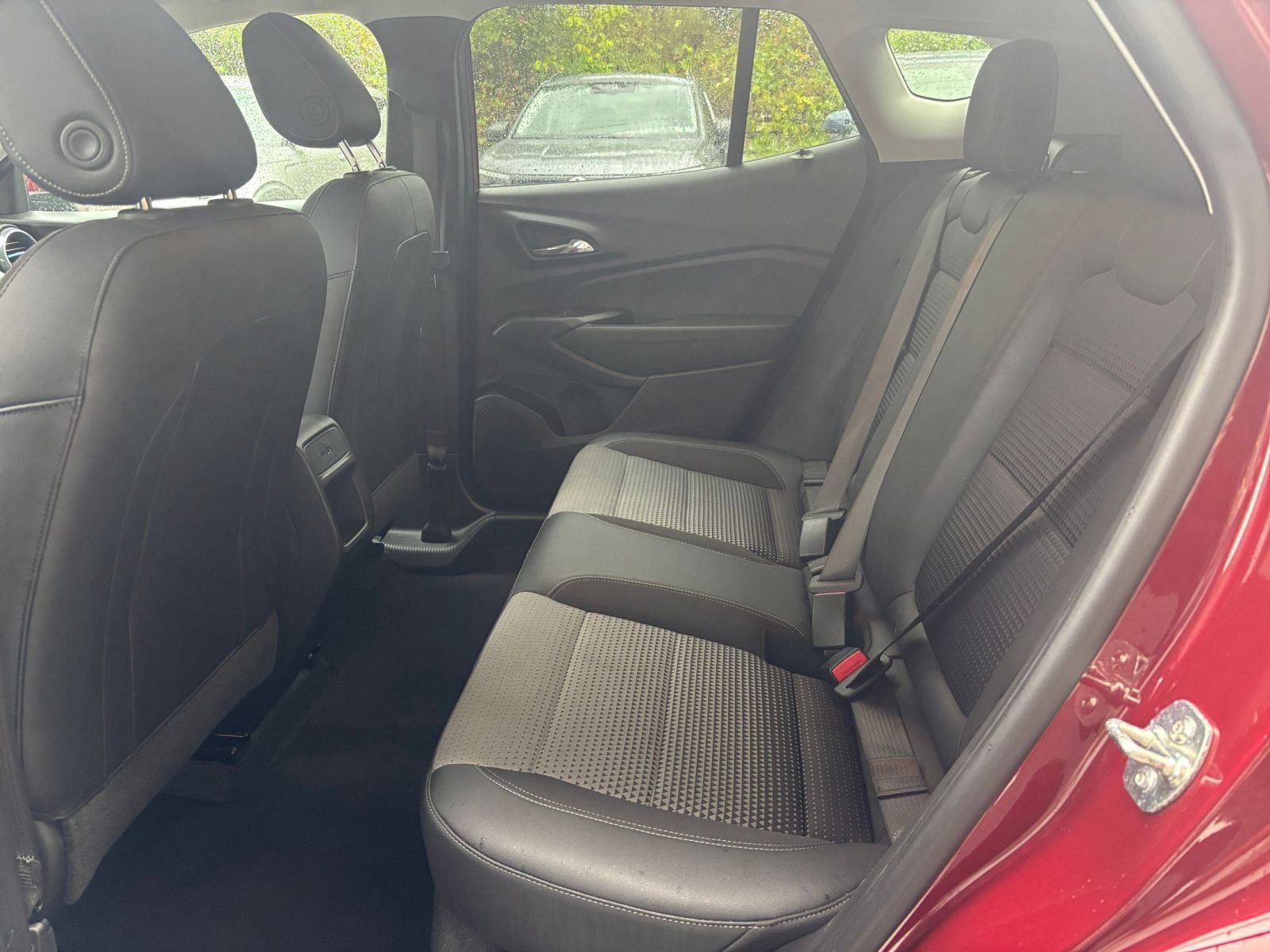 Used 2025 Chevrolet Trax LT w/ LT Convenience Package FWD image 24