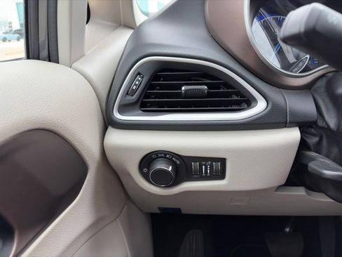 Used 2023 Chrysler Voyager LX FWD image 16