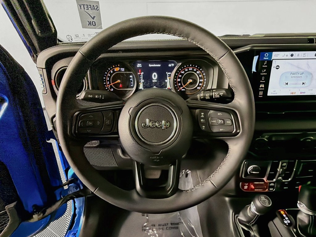 Used 2025 Jeep Wrangler Unlimited Rubicon w/ Convenience Group AWD/4WD image 11