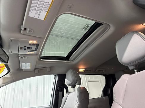 Used 2025 Toyota Sienna XLE FWD image 26