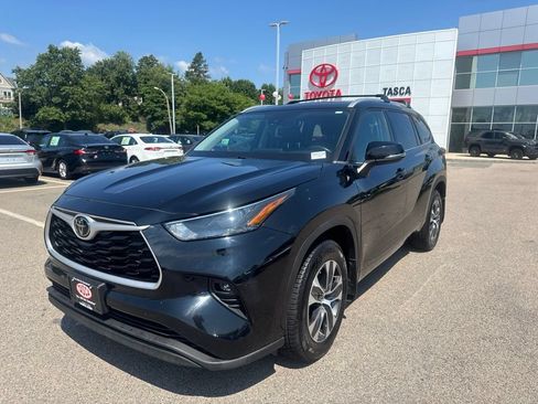 Used 2022 Toyota Highlander XLE AWD/4WD image 2