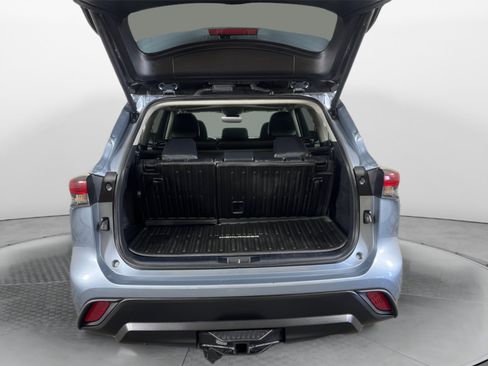 Used 2024 Toyota Highlander XLE image 17