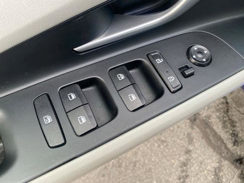 Used 2022 Hyundai Elantra Limited image 13