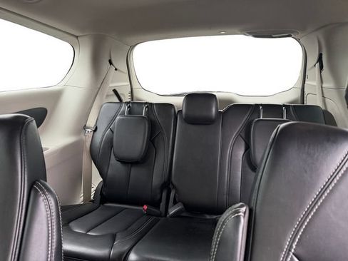 Used 2024 Chrysler Pacifica Touring-L FWD image 17