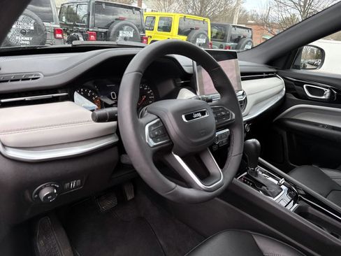 Used 2025 Jeep Compass Limited image 14
