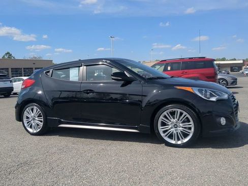 Used 2016 Hyundai Veloster Turbo FWD image 2