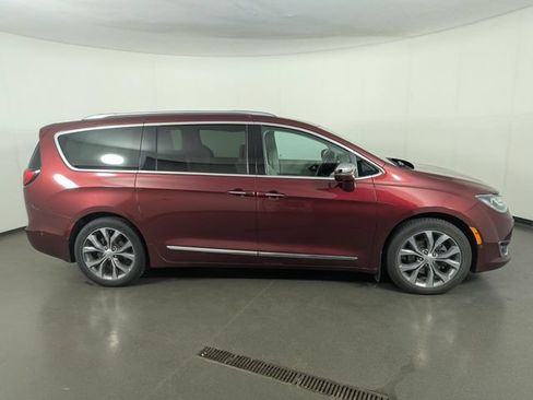 Used 2017 Chrysler Pacifica Limited FWD image 8