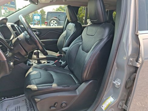 Used 2019 Jeep Cherokee Limited w/ Technology Group AWD/4WD image 13
