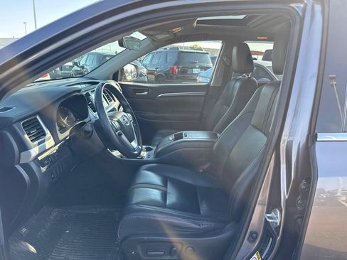 Used 2019 Toyota Highlander SE AWD/4WD image 17