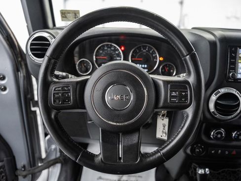 Used 2015 Jeep Wrangler Unlimited Rubicon w/ Connectivity Group AWD/4WD image 29