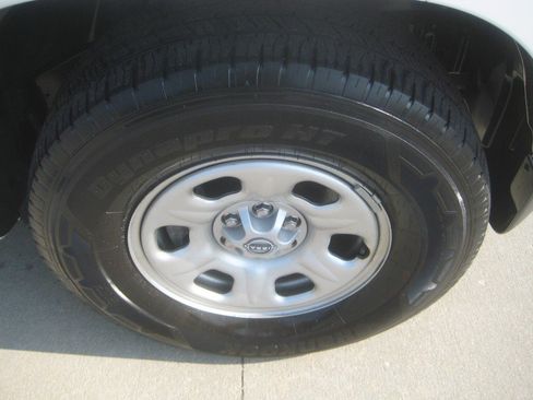 Used 2024 Nissan Frontier S RWD image 9