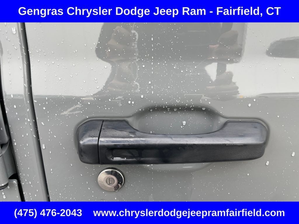 Used 2018 Jeep Wrangler Unlimited Sahara AWD/4WD image 16