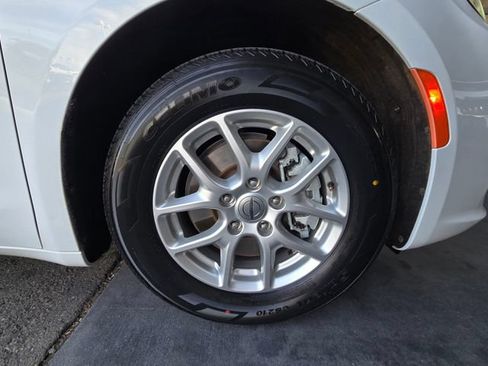 Certified 2022 Chrysler Pacifica Touring-L FWD image 30