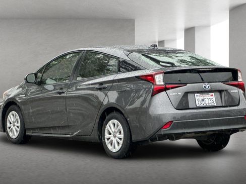 Used 2021 Toyota Prius LE image 6