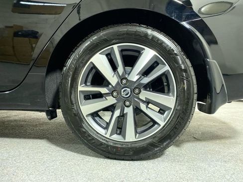 Used 2022 Nissan Versa SV image 5