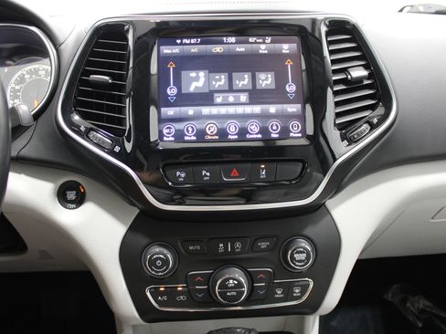 Used 2019 Jeep Cherokee Overland w/ Technology Group AWD/4WD image 32