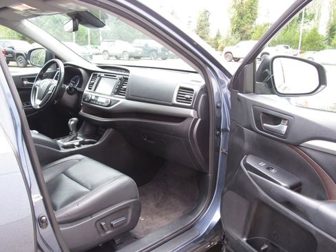 Used 2017 Toyota Highlander XLE AWD/4WD image 18