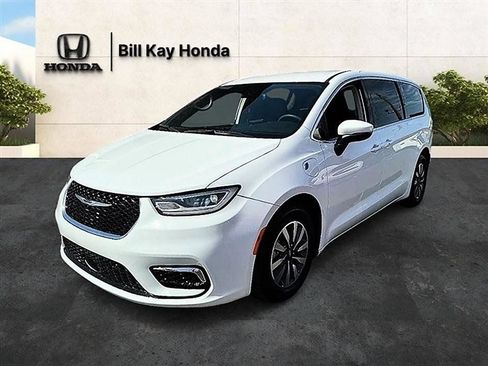 Used 2023 Chrysler Pacifica Touring-L FWD image 8
