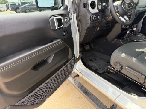Used 2024 Jeep Wrangler Unlimited Sahara w/ Technology Group AWD/4WD image 18