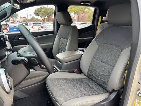 Used 2024 Chevrolet Colorado ZR2 w/ Technology Package image 21