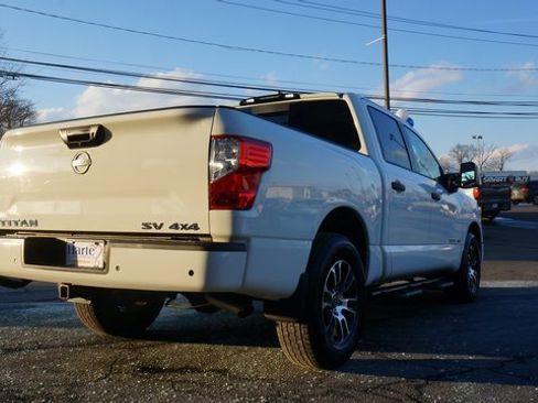 Used 2024 Nissan Titan SV w/ SV Convenience Package image 8