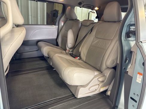 Used 2017 Toyota Sienna XLE w/ XLE Navigation Package FWD image 4