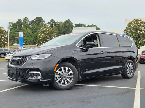 Used 2024 Chrysler Pacifica Limited FWD image 1
