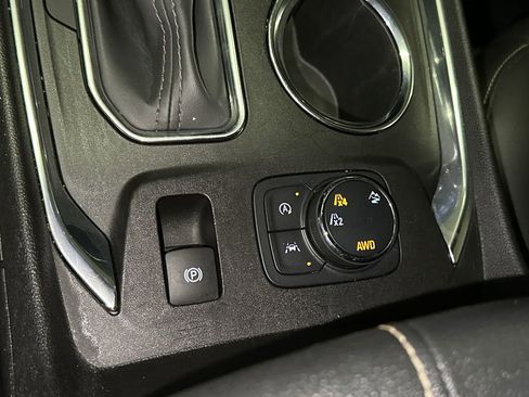 Used 2023 Chevrolet Traverse LT AWD/4WD image 33