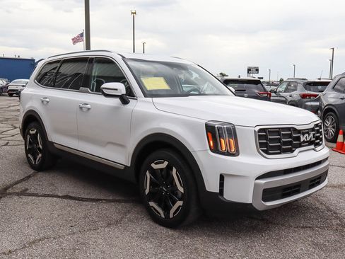 Used 2025 Kia Telluride S FWD image 3