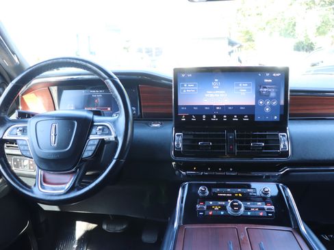 Used 2024 Lincoln Navigator L Premiere 4x4 image 19