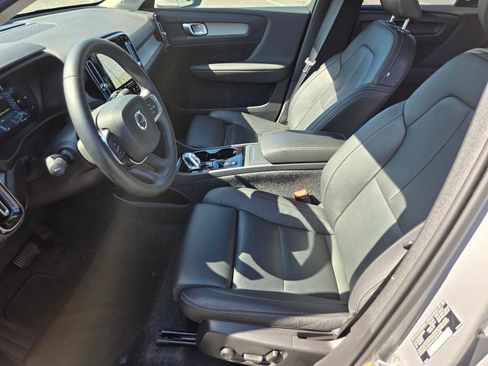 Certified 2025 Volvo XC40 B5 Plus AWD/4WD image 10