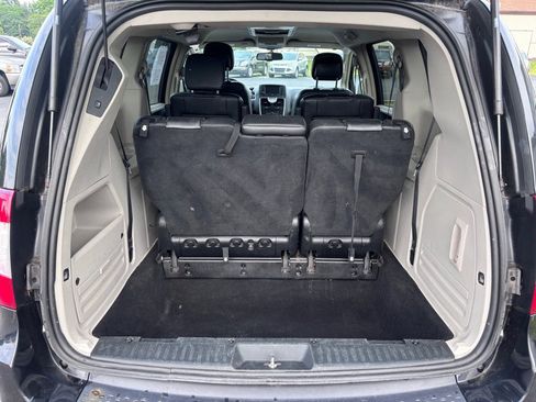 Used 2014 Chrysler Town & Country Touring FWD image 13