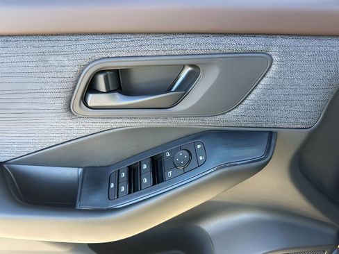 Used 2023 Nissan Rogue S image 23