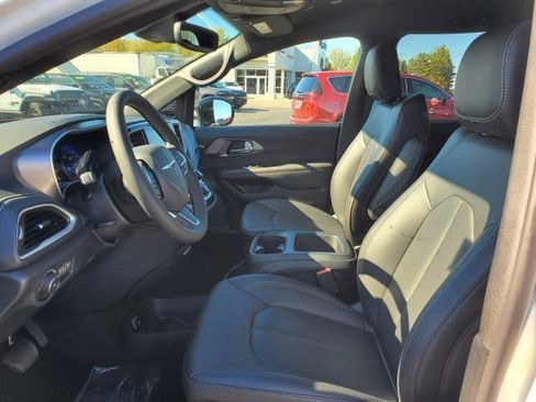 New 2026 Chrysler Pacifica Select image 5