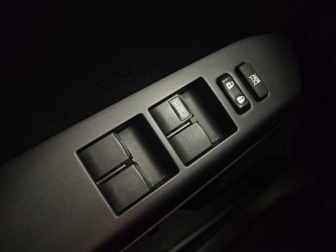 Used 2018 Toyota RAV4 XLE AWD/4WD image 25