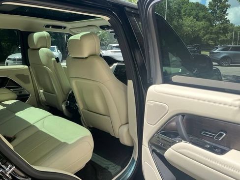 Used 2025 Land Rover Range Rover SE AWD/4WD image 12