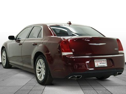 Used 2017 Chrysler 300 Limited RWD image 5