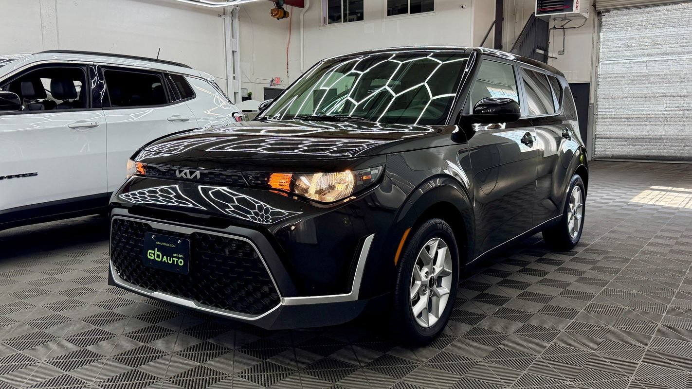 Used 2025 Kia Soul LX w/ LX Technology Package FWD image 1